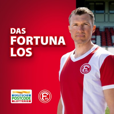Oli Fink präsentiert im Fortuna-Trikot das Fortuna Los