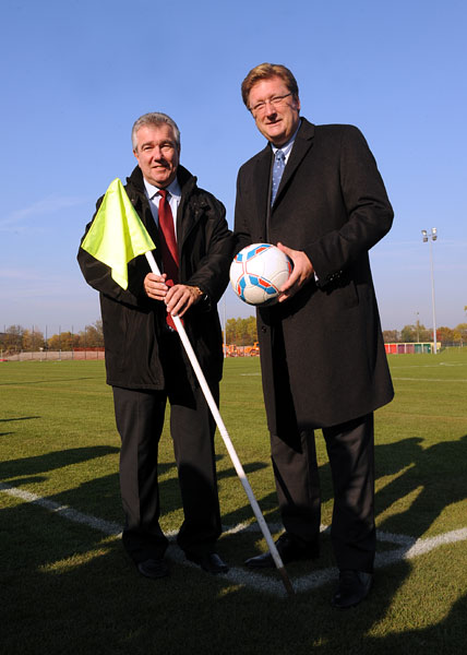 Fortuna Düsseldorf 1895 Oberbürgermeister Dirk Elbers übergab zwei